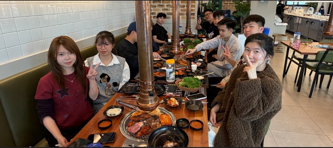 학생들과 함께한 식사 자리